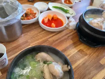 서울녹각삼계탕 청주지사 테이블에 놓인 삼계탕과 반찬들