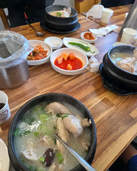 서울녹각삼계탕 청주지사 테이블에 놓인 삼계탕과 반찬들