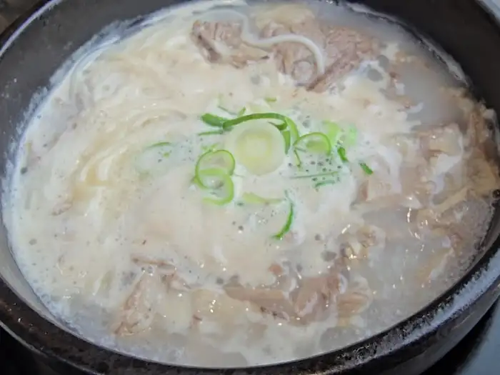 서울깍두기 전남도청점 설렁탕의 풍성한 건더기와 진한 육수