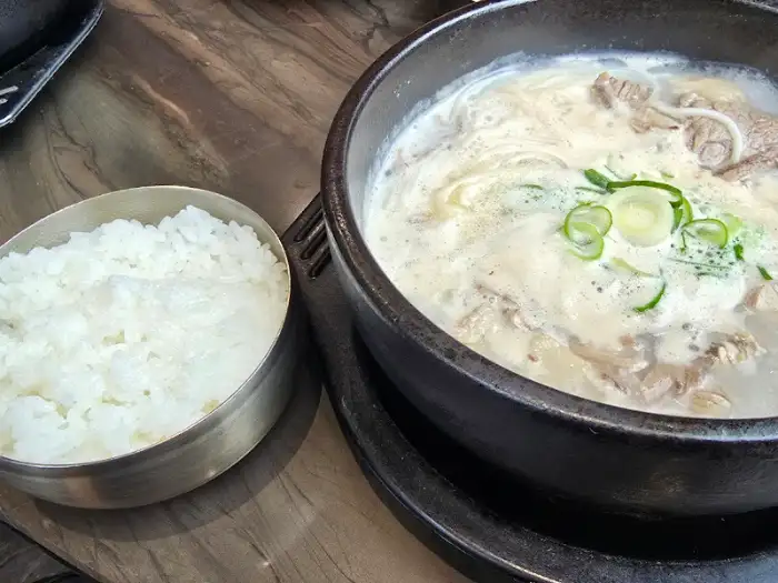 서울깍두기 전남도청점의 설렁탕과 따뜻한 밥 한 공기