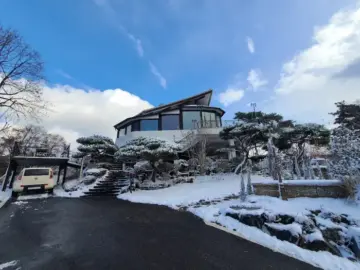 용인 기흥 뷰맛집 샬레 오스테리아, 기대와 현실 사이 눈 덮인 샬레 오스테리아의 외관과 주변 풍경