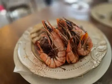 큼직한 새우들이 얹어진 스테이크 요리