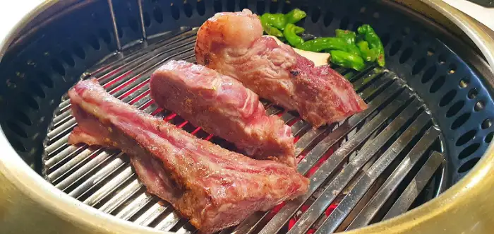 지글지글 구워지는 두툼한 숙성 돼지갈비