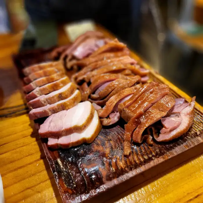 먹음직스럽게 썰린 오리 훈제 요리