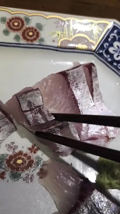정갈하게 썰어진 숙성회와 곁들임 재료