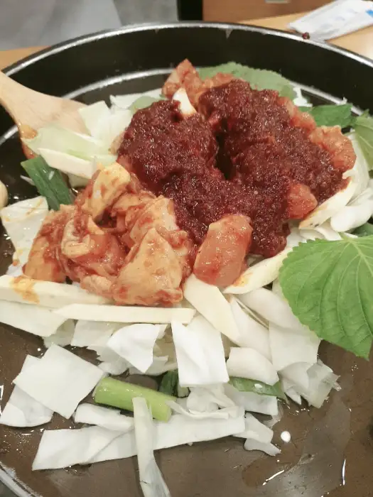 춘천명물닭갈비 철판 볶음을 시작하기 전 신선한 닭고기와 채소가 쌓여 있는 모습
