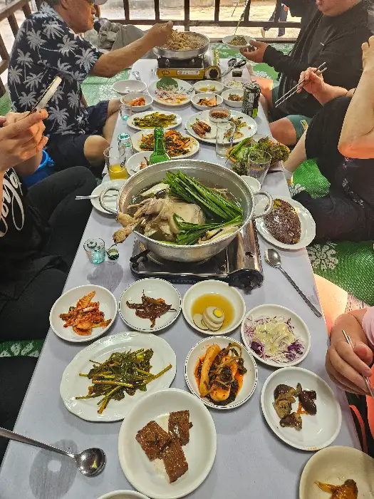 푸짐하게 차려진 소귀골백운산장의 다양한 백숙 및 반찬 메뉴