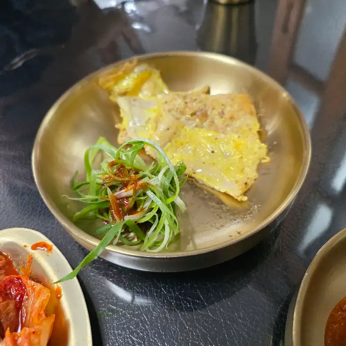 온기육보탕의 부드러운 육전과 신선한 채소 곁들임