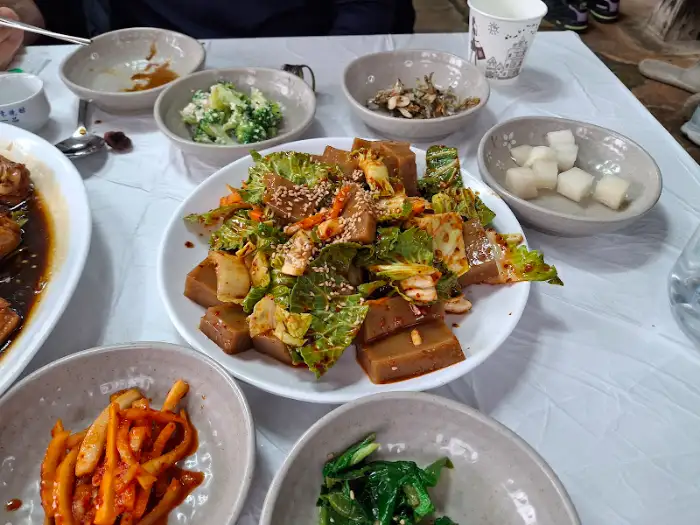 솔밭식당의 먹음직스러운 도토리묵 무침