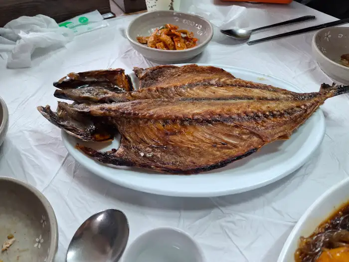 솔밭식당의 먹음직스러운 간고등어구이