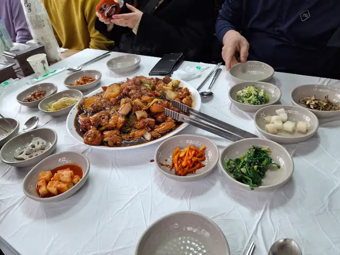 솔밭식당에서 여러 사람이 함께 즐기는 식사 모습