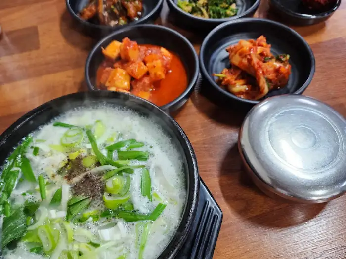 솜리식당의 풍성한 소머리국밥과 다양한 밑반찬 구성