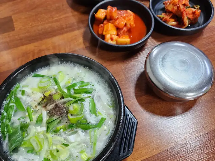 솜리식당 소머리국밥 한 그릇과 정갈한 밑반찬
