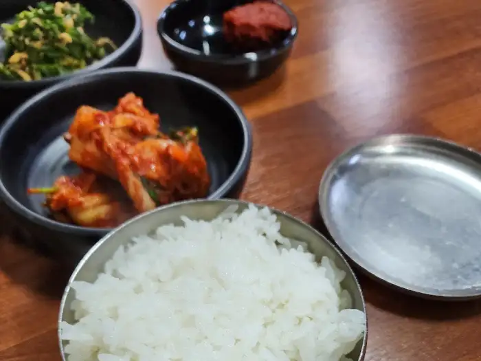 솜리식당의 갓 지은 흰쌀밥과 김치, 깍두기