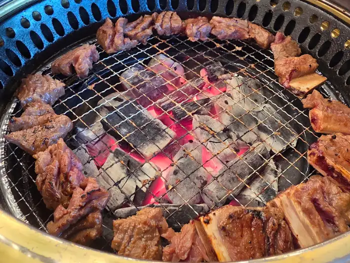 송추가마골 본관 숯불 위에서 익어가는 갈비