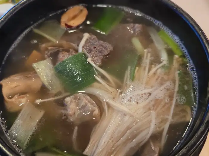 송추가마골 본관에서 제공되는 다양한 밑반찬