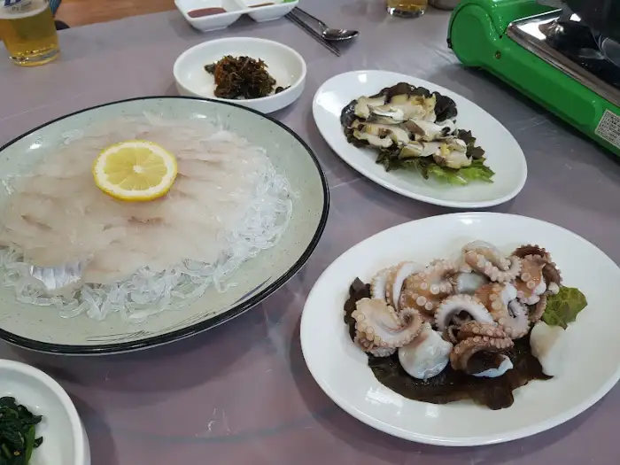송도나루식당의 먹음직스러운 문어 숙회