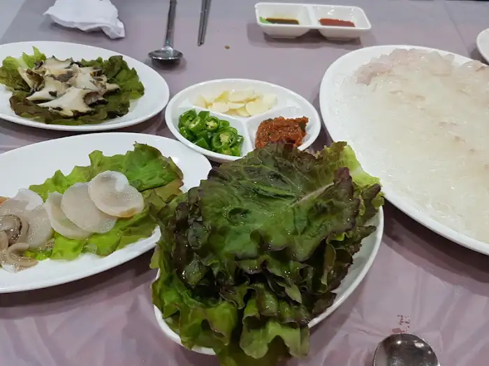 송도나루식당의 신선한 회와 곁들임찬