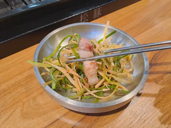 파채와 함께 집어 올린 고기