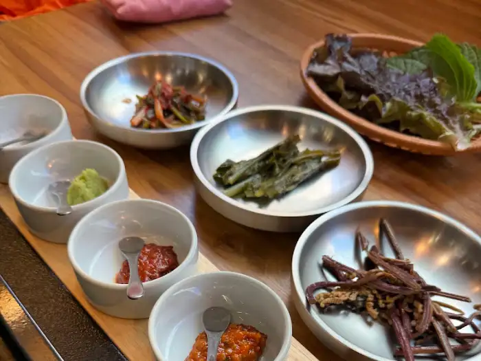 다양한 종류의 정갈한 밑반찬과 쌈 채소