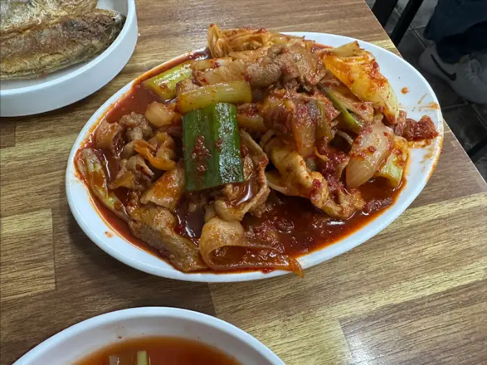 푸짐하게 차려진 송림기사식당의 제육볶음 한 접시