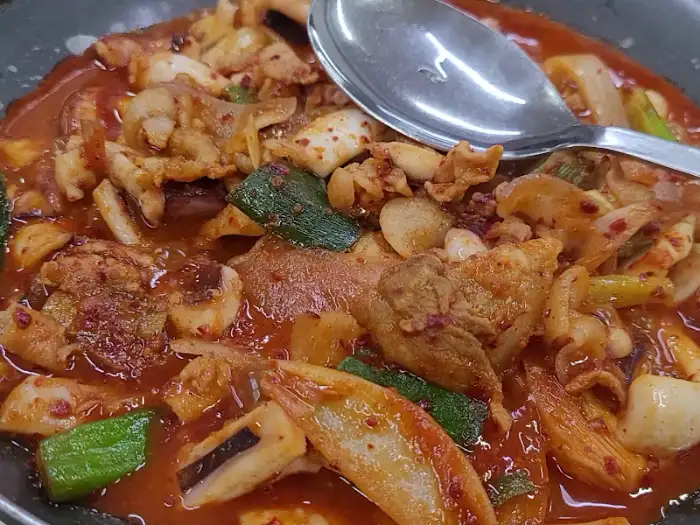 푸짐하게 끓고 있는 송림기사식당의 오제 메인 요리
