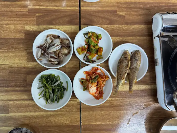 다양하게 차려진 송림기사식당의 밑반찬들