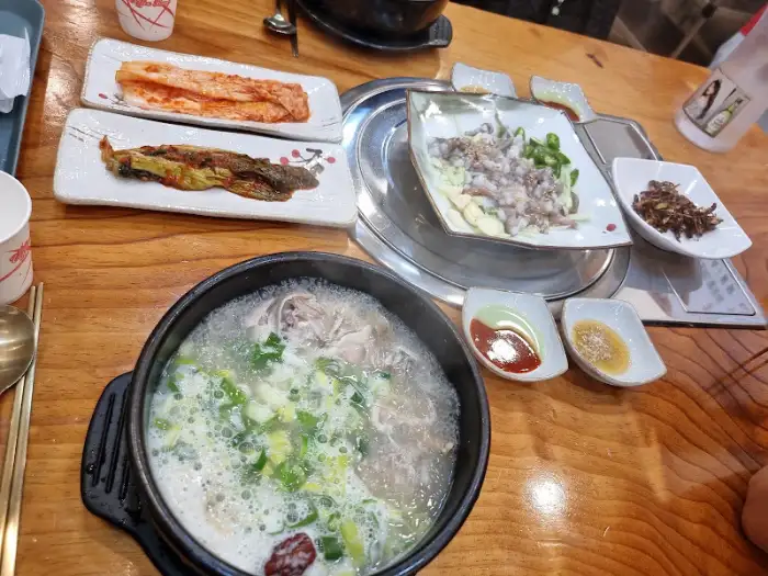 정갈한 밑반찬과 맑은 닭곰탕