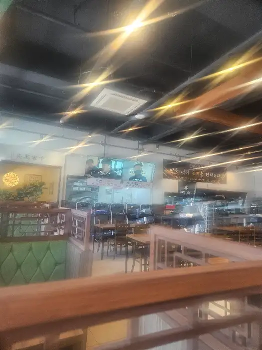 넓고 쾌적한 식당 내부 모습