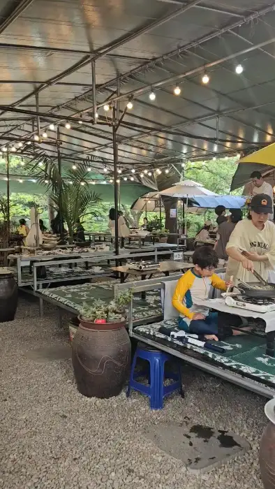 넓은 야외 공간에 마련된 테이블과 좌석들