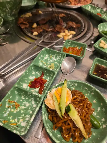 이가네명인갈비살 부산시청점에서 제공되는 매콤한 비빔면과 곁들임 반찬