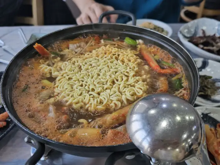 남은대게 직판장의 마무리 메뉴인 얼큰한 대게 라면