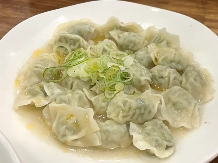 따뜻한 물에 담긴 수제 만두
