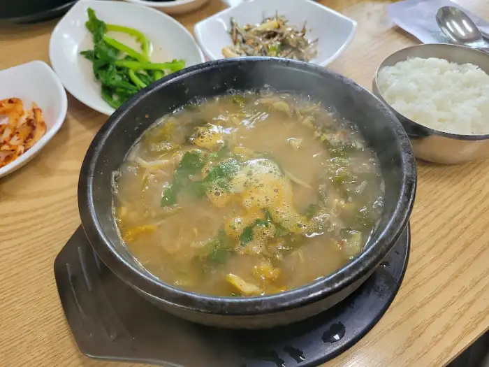 김이 나는 추어탕과 밥, 여러 가지 반찬
