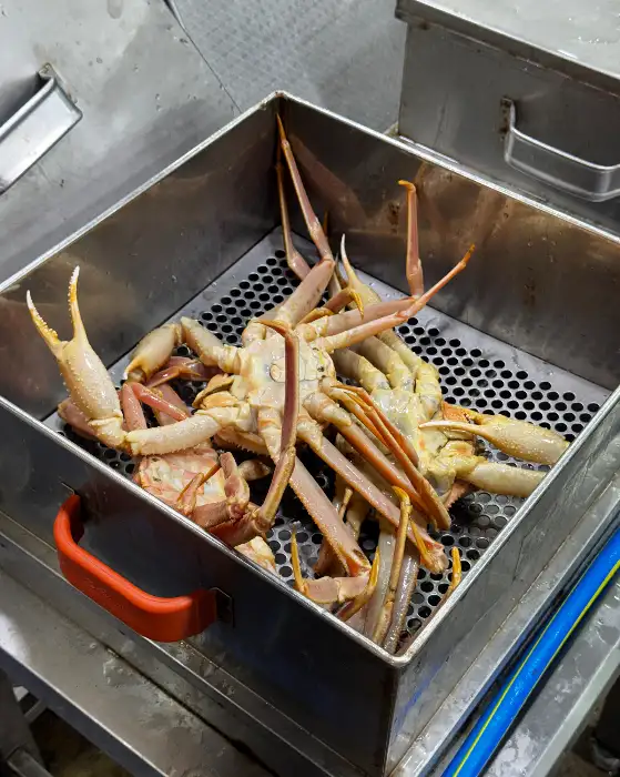 찜통에 담겨 쪄지고 있는 신선한 대게