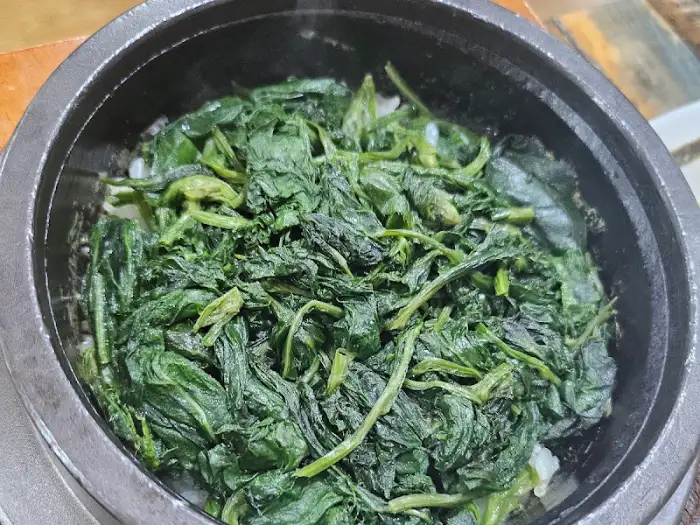 김이 모락모락 나는 곤드레밥 뚝배기