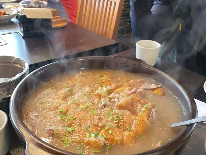 김이 모락모락 나는 누룽지오리백숙