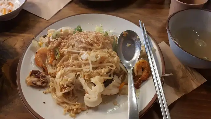 풍성하게 담긴 볶음면 요리
