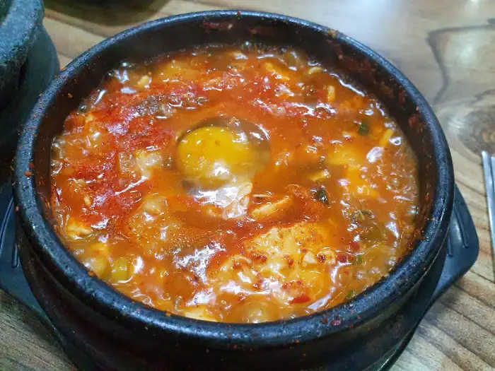 순수가성 순두부찌개에 계란이 띄워져 있는 모습