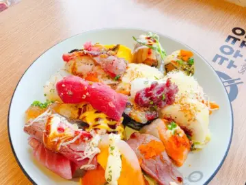 서울 노원 쿠우쿠우 노원점, 푸짐함과 다채로움으로 모두를 만족시키는 맛집 다양한 종류의 신선한 초밥이 푸짐하게 담긴 접시
