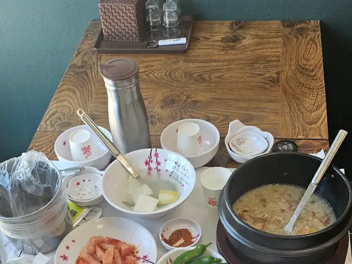 본가장수촌 화성남양점 테이블 세팅과 끓고 있는 백숙