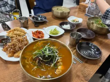 대왕암 돌미역 닭국수집: 울산 동구 이색 맛집, 얼큰함과 담백함의 조화 대왕암 돌미역 닭국수집 테이블 세팅과 음식들