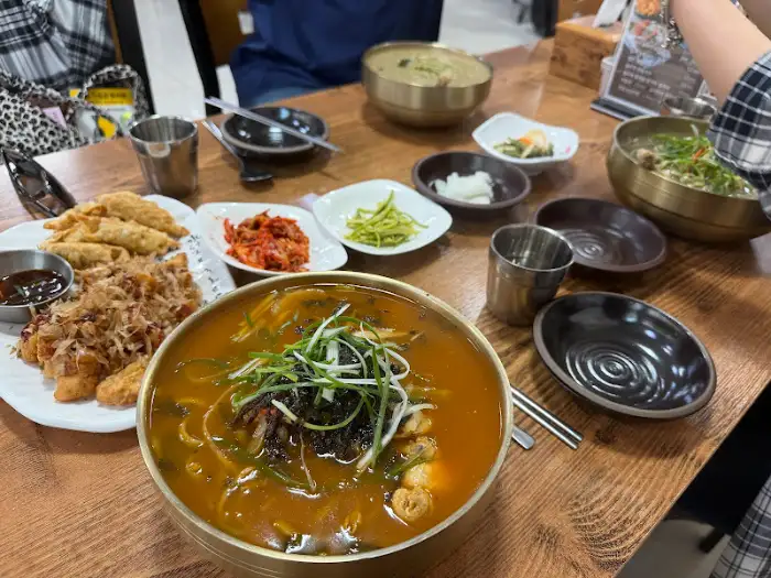 대왕암 돌미역 닭국수집 테이블 세팅과 음식들