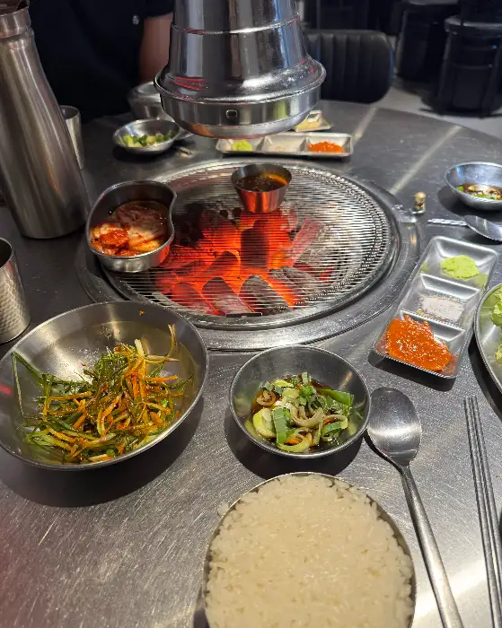 삼목집 철산본점 테이블 세팅과 숯불 그릴
