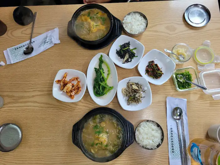 테이블 위에 차려진 여러 가지 반찬과 추어탕, 밥