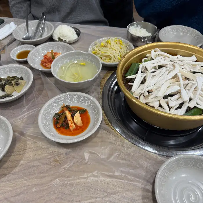 두꺼비 식당 테이블 세팅 모습