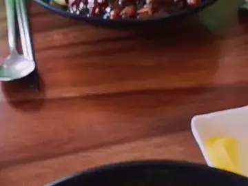 짜장면과 짬뽕이 놓인 테이블 모습