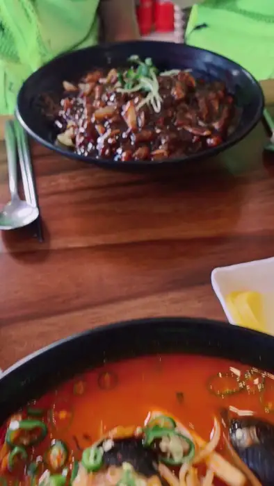 짜장면과 짬뽕이 놓인 테이블 모습