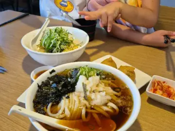주도면밀우동집 테이블에 놓인 여러 우동과 사이드 메뉴