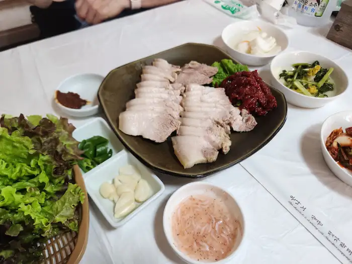 봉평메밀막국수냉면의 정갈한 상차림, 수육과 쌈 채소